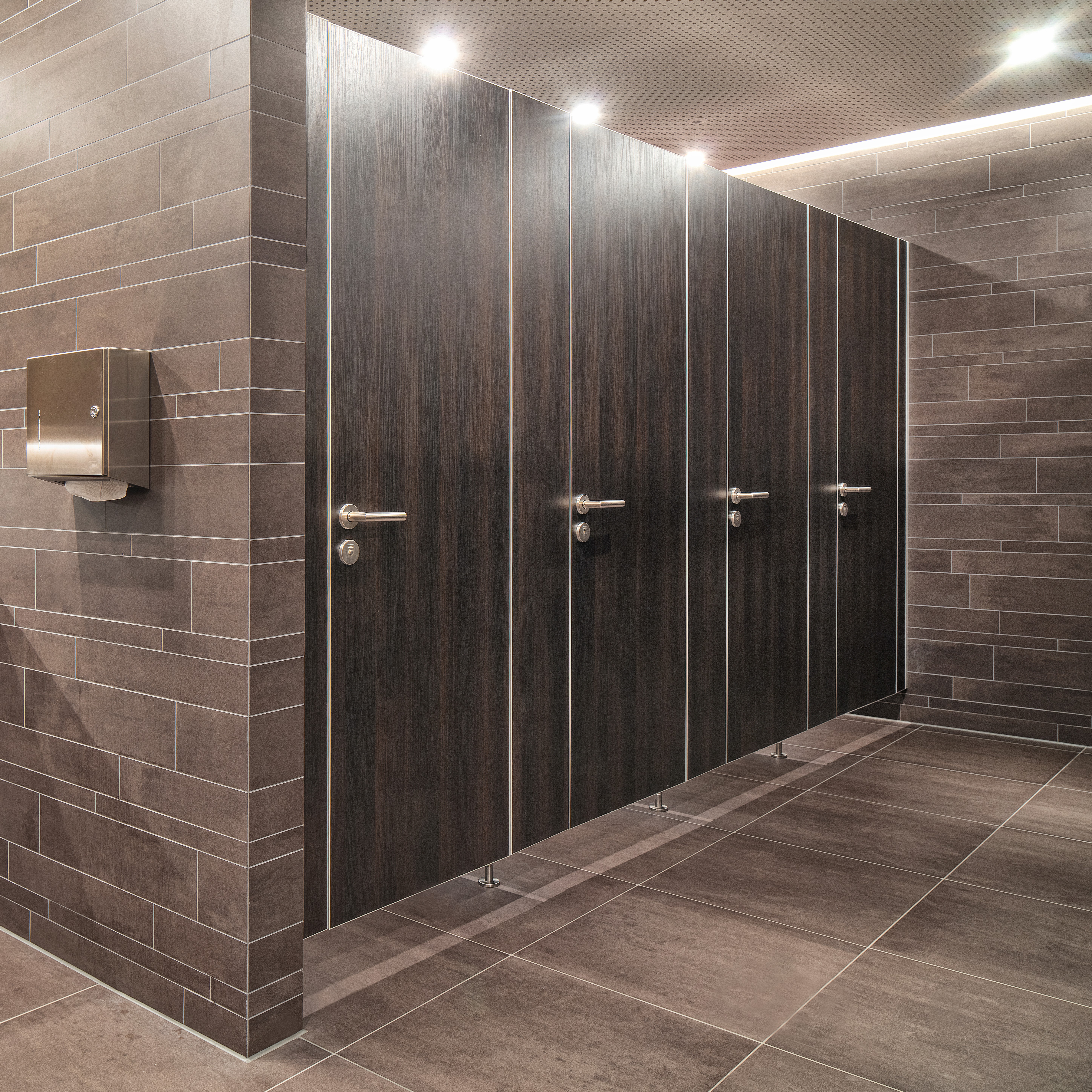 WC-Trennwände und Sanitärausstattung